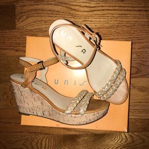 Nude wedges with gold